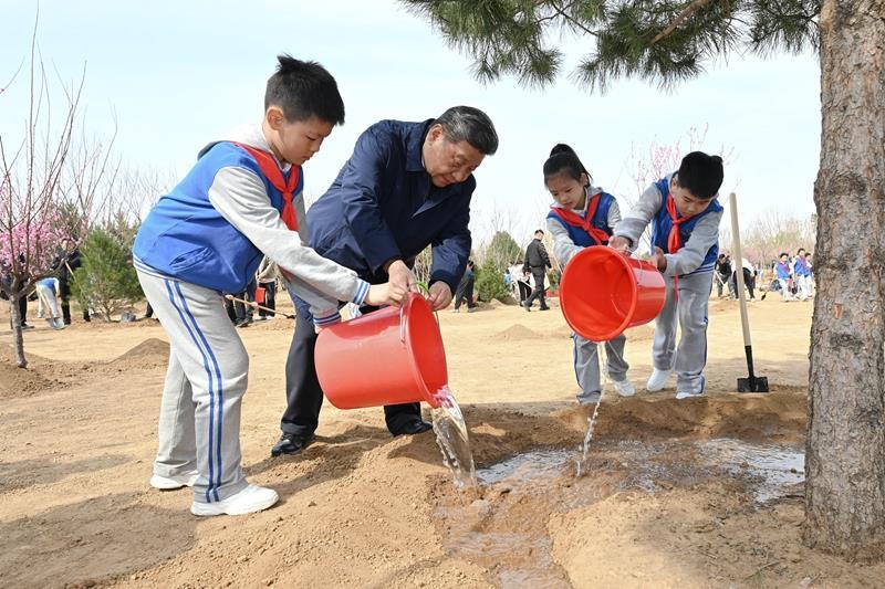 时政微观察丨总书记深情寄望“小树苗”(图3)