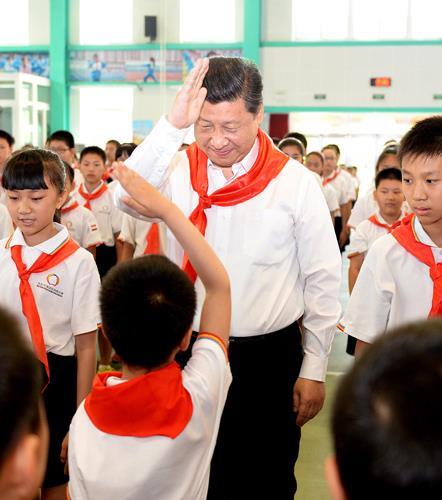 时政微观察丨总书记深情寄望“小树苗”(图1)