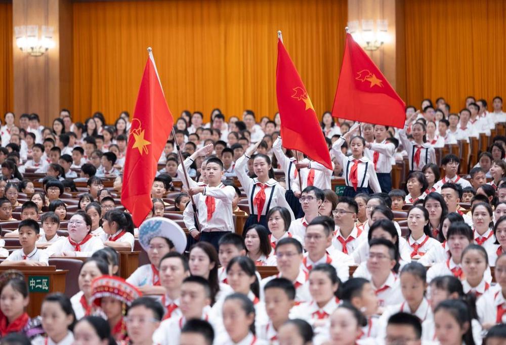 时政微观察丨总书记深情寄望“小树苗”(图2)