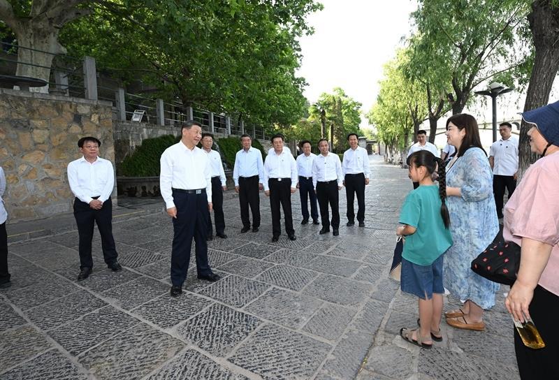 时政微观察丨总书记深情寄望“小树苗”(图5)