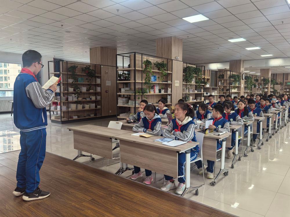 时政微观察丨总书记深情寄望“小树苗”(图6)