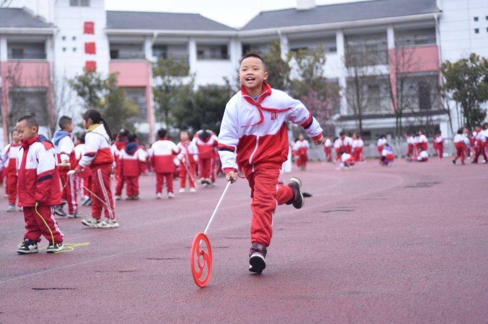 时政微观察丨总书记深情寄望“小树苗”(图4)