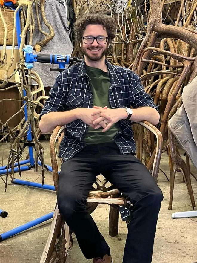 太硬核了！英国设计师用土壤种出全套家具6年才能收割一次！网友：24000一把椅子我不配等(图1)