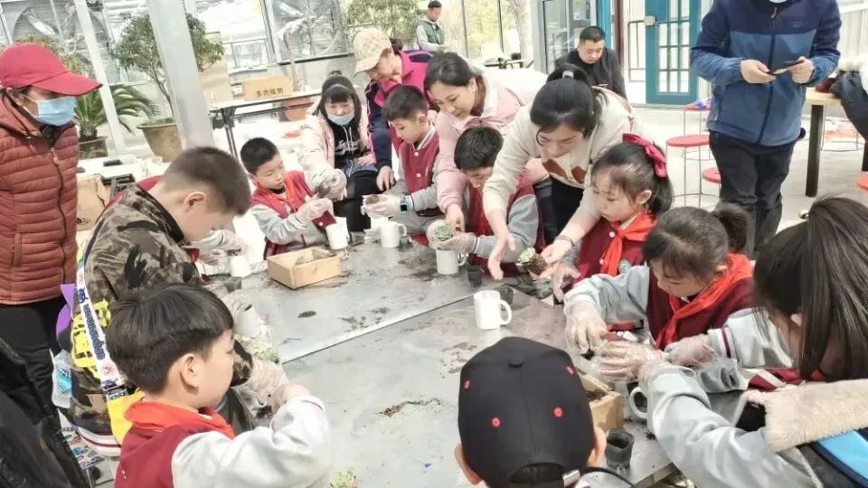 济南高新区科航路学校植树节研学活动(图1)