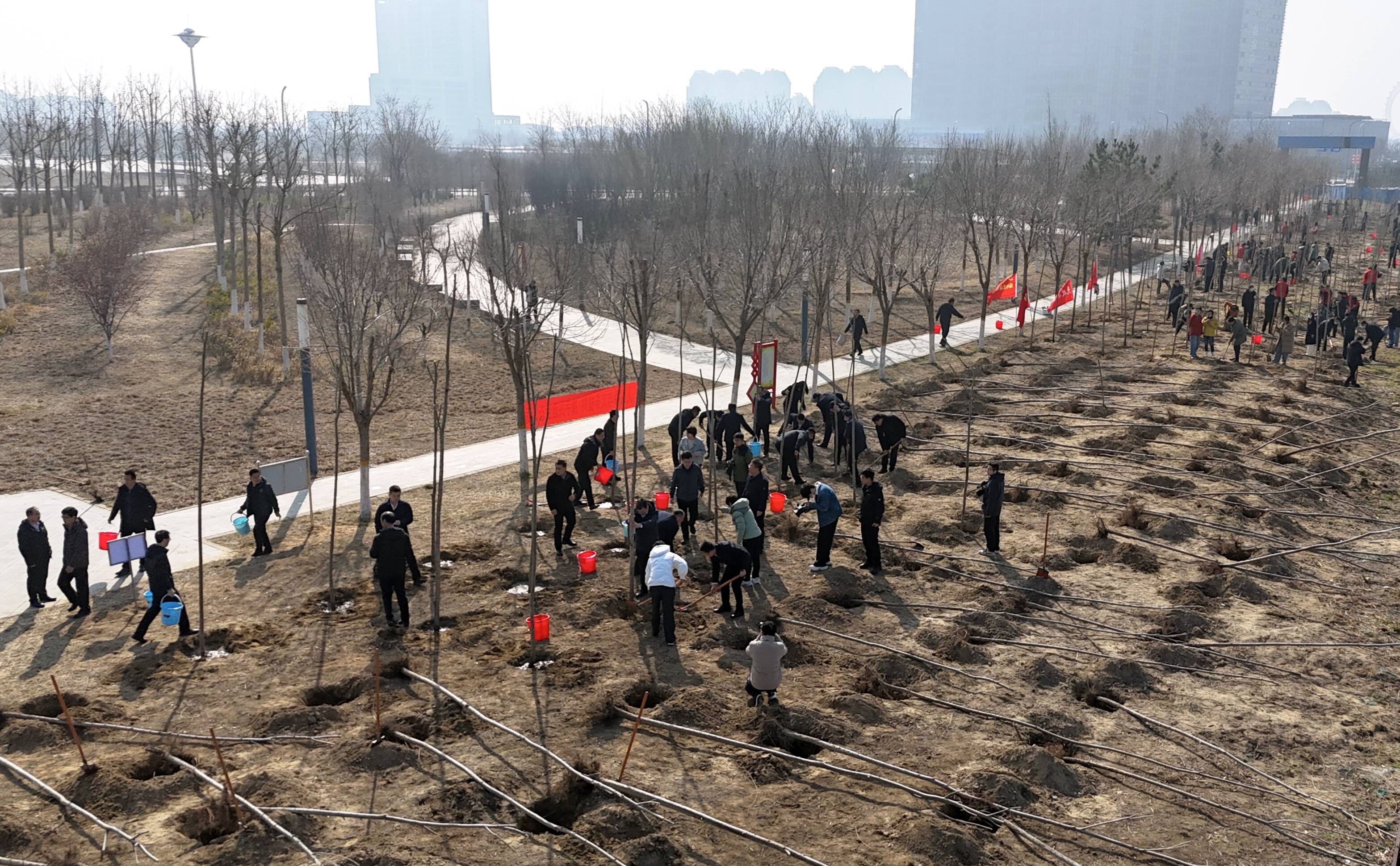 400余人种植柳树、文冠果等苗木1000余株 潍坊滨海区开展春季义务植树活动(图1)