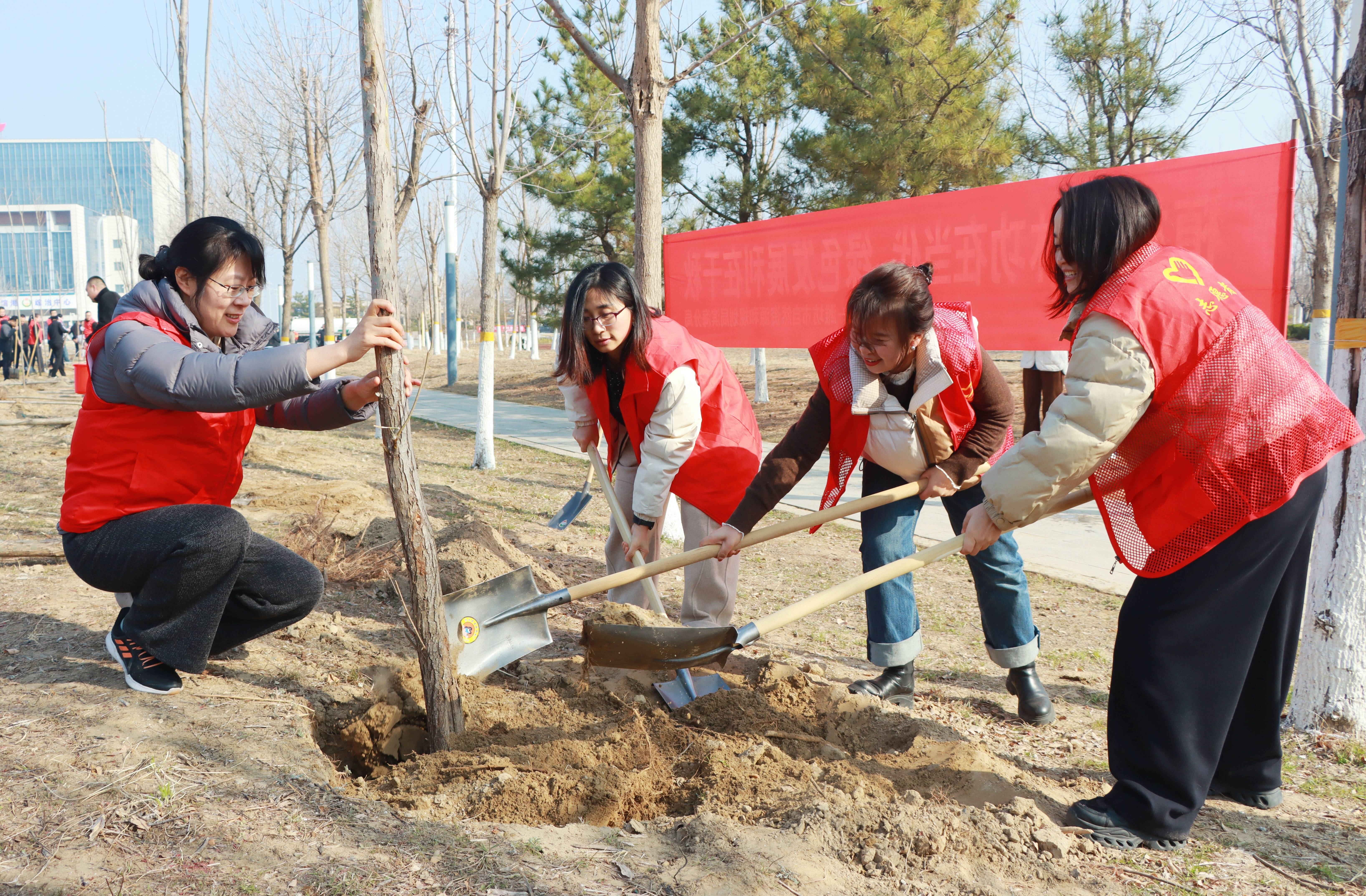 400余人种植柳树、文冠果等苗木1000余株 潍坊滨海区开展春季义务植树活动(图2)