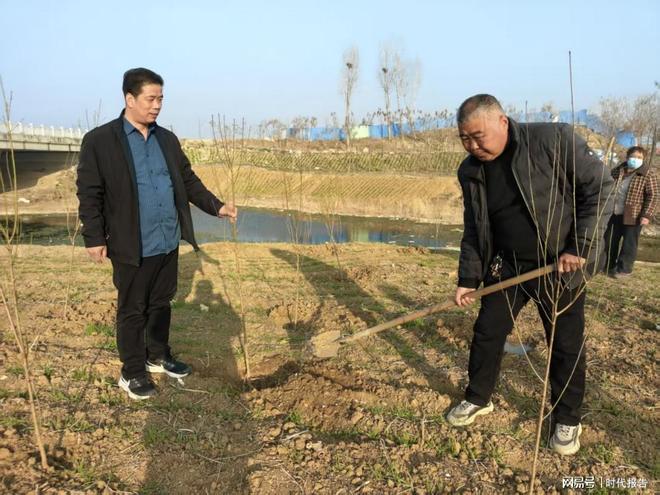 汇聚社会力量共建绿美家园：新鑫缘建材有限公司向南阳市宛城区红泥湾镇捐赠爱心树苗(图2)